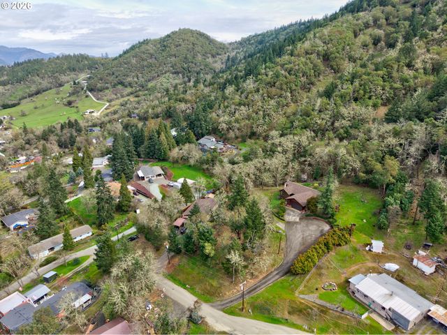 755 PLIN St, Myrtle Creek, OR 97457