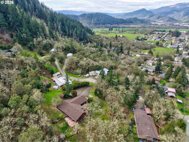 755 PLIN St, Myrtle Creek, OR 97457