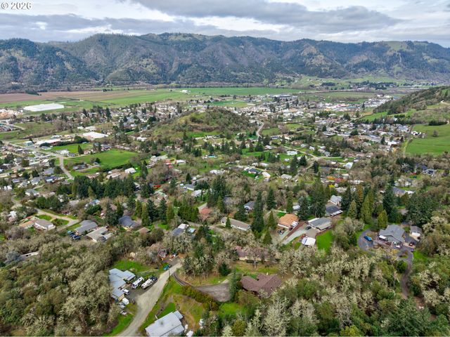 755 PLIN St, Myrtle Creek, OR 97457