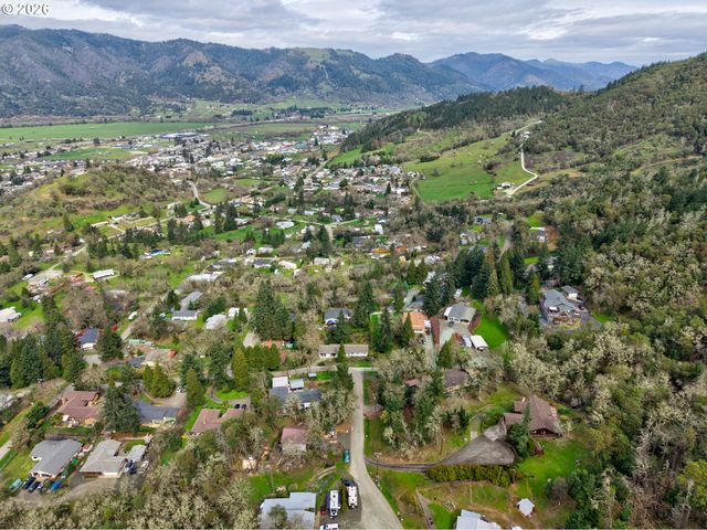 755 PLIN St, Myrtle Creek, OR 97457