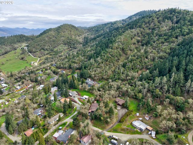 755 PLIN St, Myrtle Creek, OR 97457