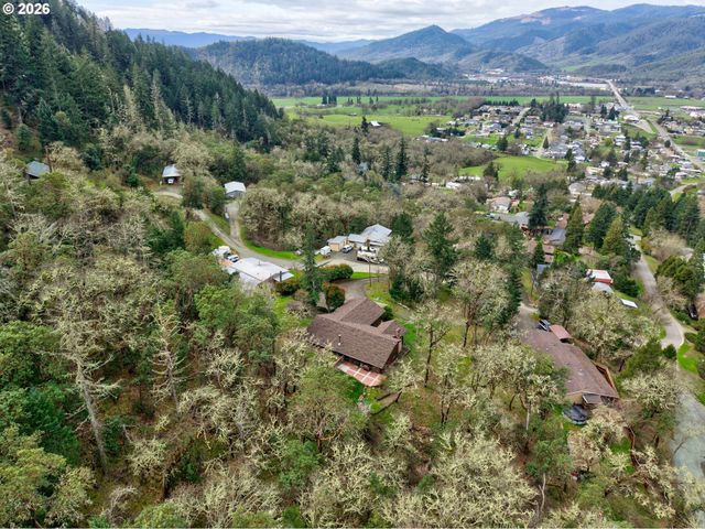 755 PLIN St, Myrtle Creek, OR 97457