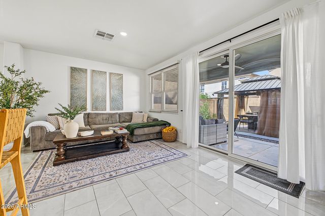 2340 E WAYLAND Drive, Phoenix, AZ 85040