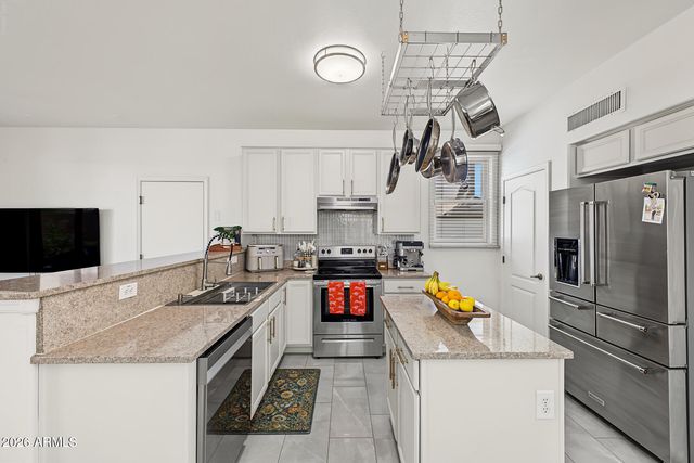 2340 E WAYLAND Drive, Phoenix, AZ 85040