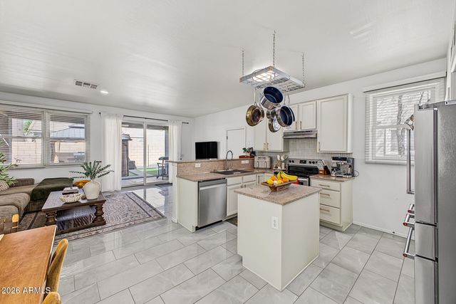 2340 E WAYLAND Drive, Phoenix, AZ 85040
