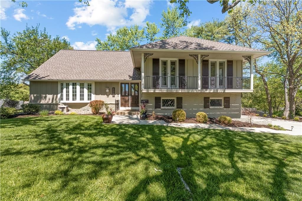 2300 W 103rd Terrace, Leawood, KS 66206