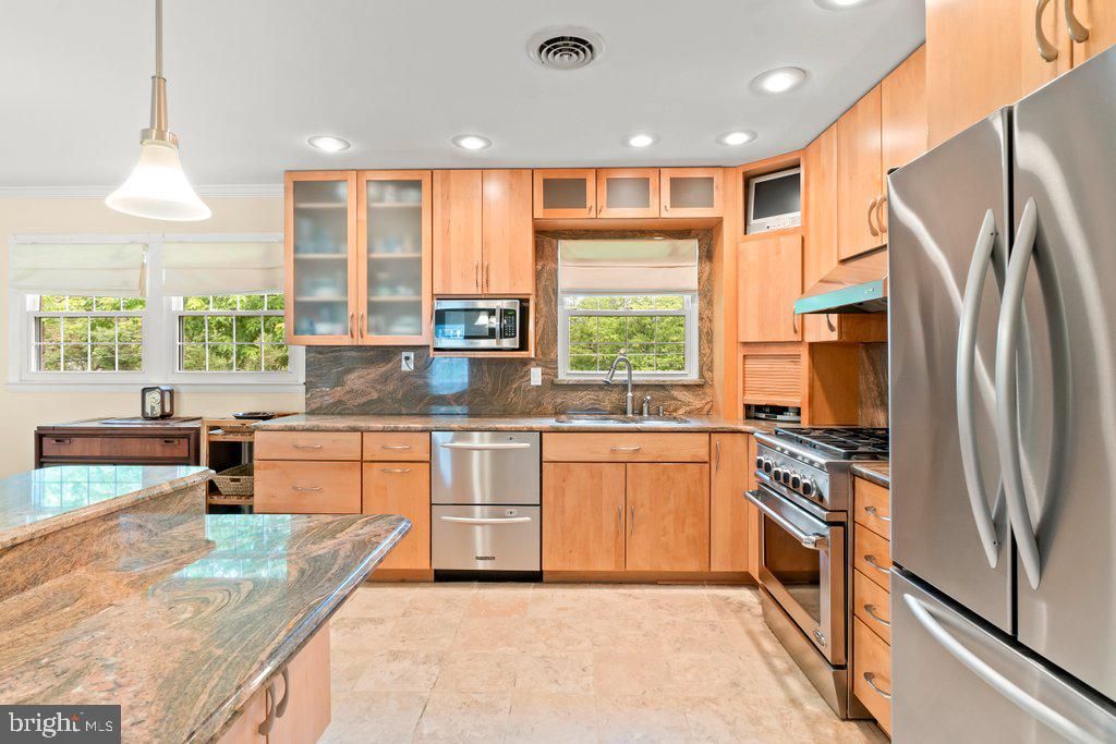 Image 11 of property listing at 3118 GREENWAY DR, Ellicott City, MD 21042