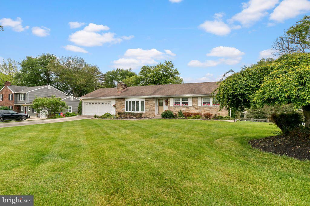 Image 2 of property listing at 3118 GREENWAY DR, Ellicott City, MD 21042