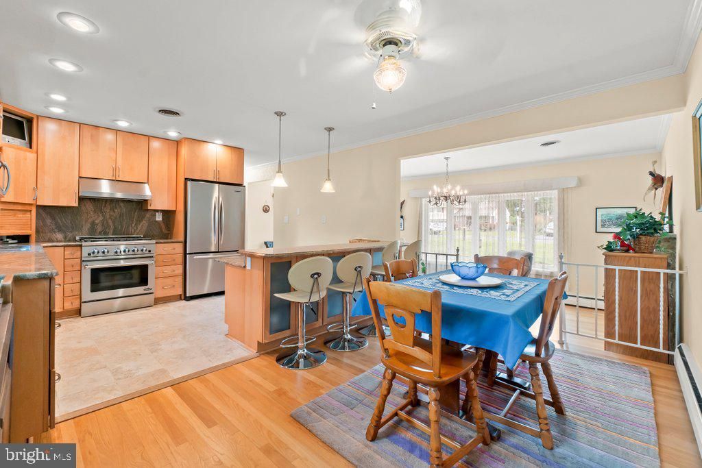 Image 8 of property listing at 3118 GREENWAY DR, Ellicott City, MD 21042