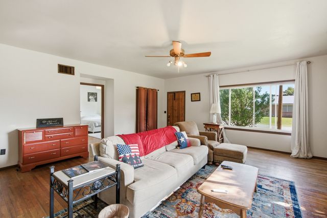 324 W Ross Avenue, De Leon, TX 76444