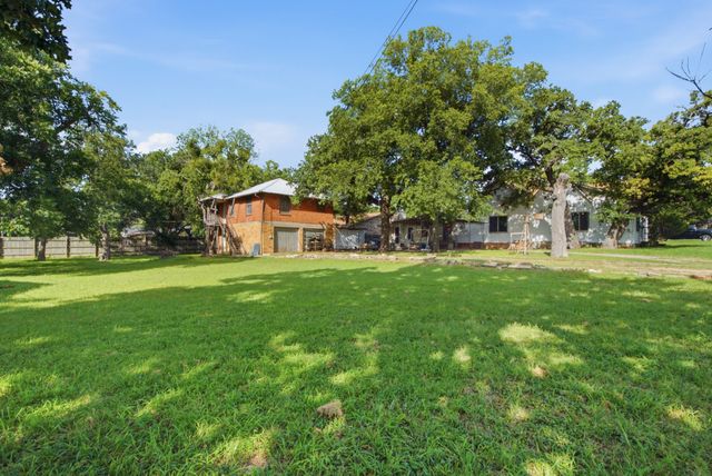 324 W Ross Avenue, De Leon, TX 76444