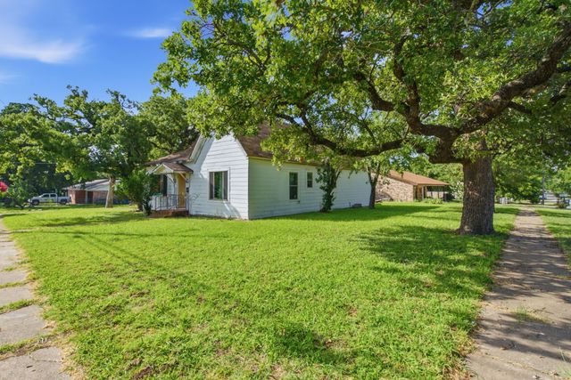 324 W Ross Avenue, De Leon, TX 76444