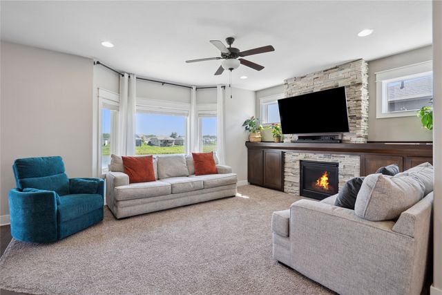 9440 Rushbrook Drive, Johnston, IA 50131