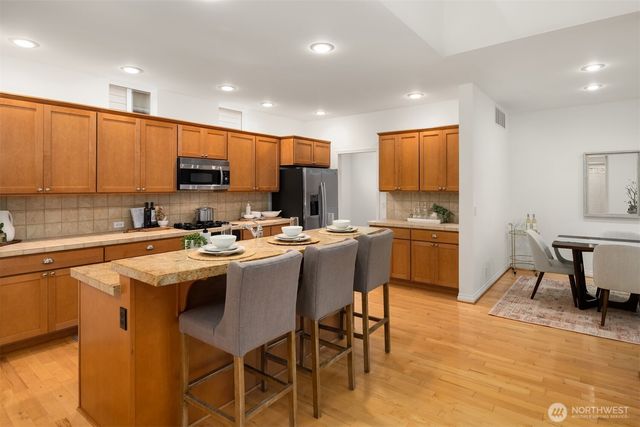 2166 NW Spring Fork Lane, Issaquah, WA 98027