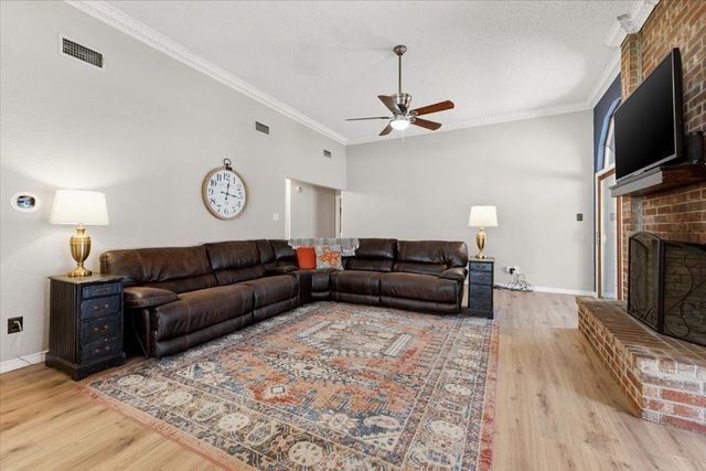 2004 W Spanish Trail Drive, Granbury, TX 76048