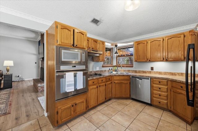 2004 W Spanish Trail Drive, Granbury, TX 76048