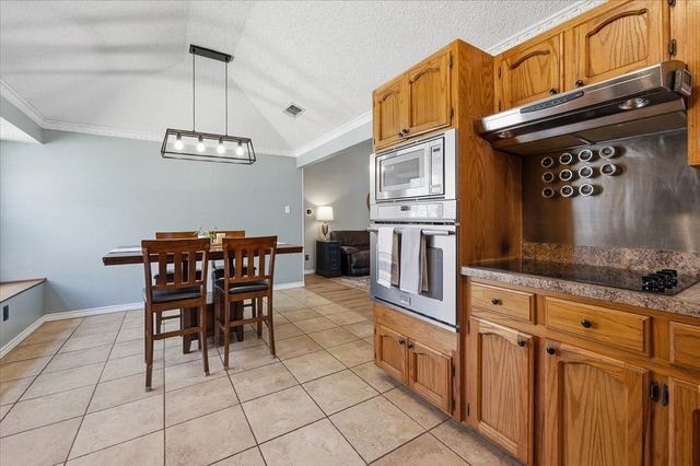 2004 W Spanish Trail Drive, Granbury, TX 76048