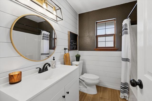 2004 W Spanish Trail Drive, Granbury, TX 76048