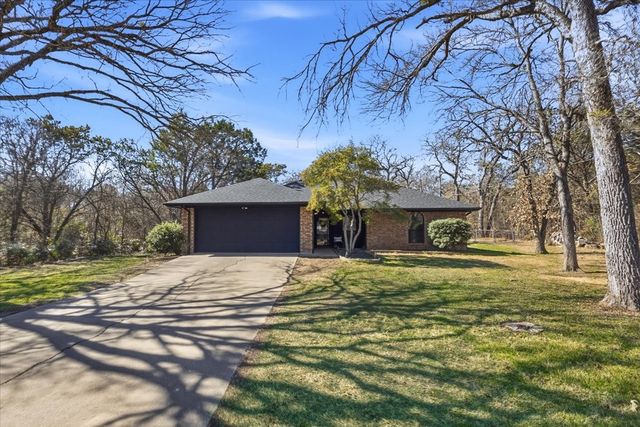 2004 W Spanish Trail Drive, Granbury, TX 76048
