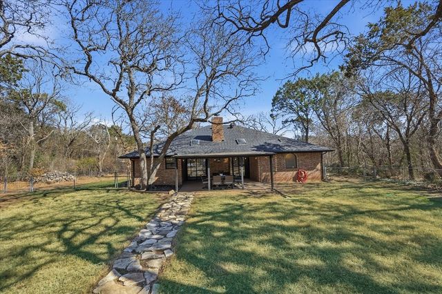 2004 W Spanish Trail Drive, Granbury, TX 76048