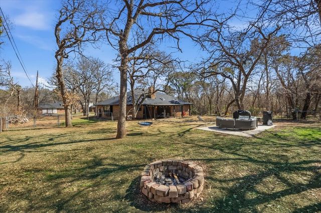 2004 W Spanish Trail Drive, Granbury, TX 76048