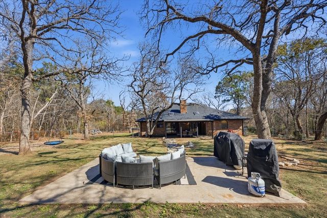 2004 W Spanish Trail Drive, Granbury, TX 76048