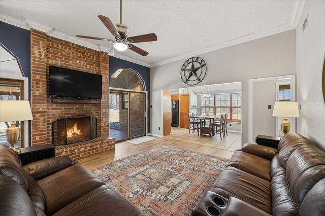 2004 W Spanish Trail Drive, Granbury, TX 76048