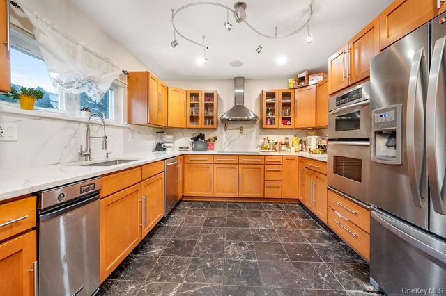 96 5th Avenue, Holtsville, NY 11742