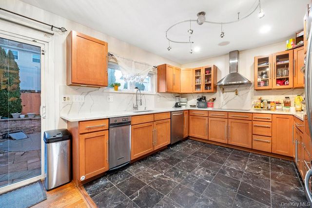 96 5th Avenue, Holtsville, NY 11742