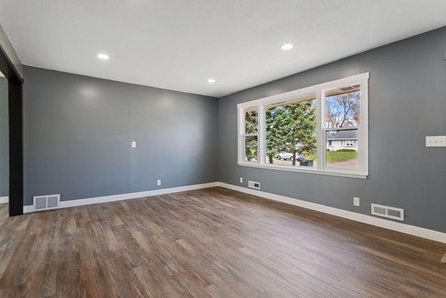 2352 Shoshone Road, North Saint Paul, MN 55109