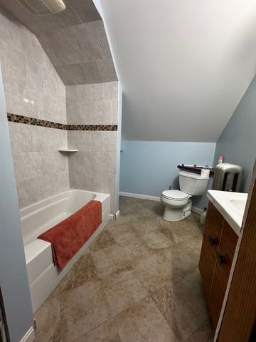 21 Dryden St, Worcester, MA 01605