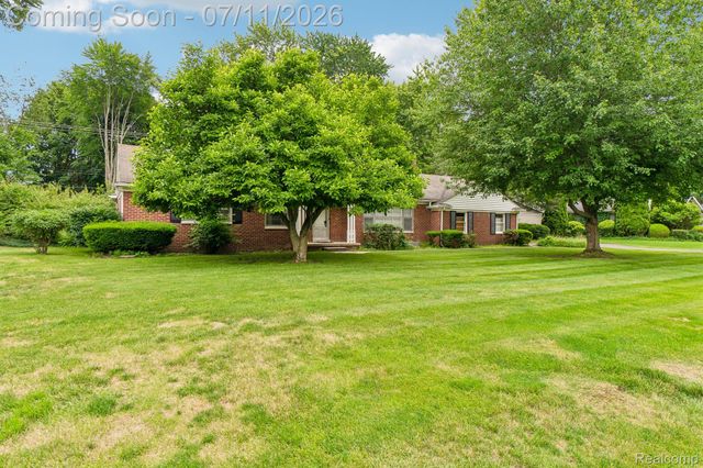 6105 Gilbert Lake Road, Bloomfield Hills, MI 48301
