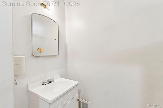 6105 Gilbert Lake Road, Bloomfield Hills, MI 48301