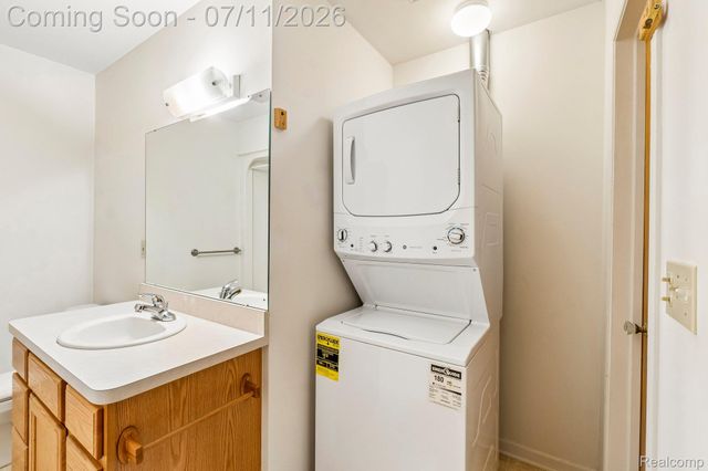 6105 Gilbert Lake Road, Bloomfield Hills, MI 48301