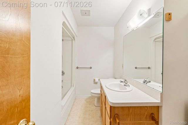 6105 Gilbert Lake Road, Bloomfield Hills, MI 48301