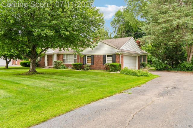 6105 Gilbert Lake Road, Bloomfield Hills, MI 48301