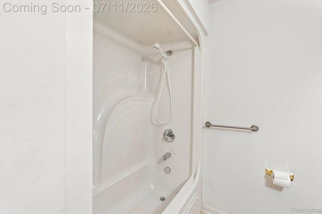 6105 Gilbert Lake Road, Bloomfield Hills, MI 48301