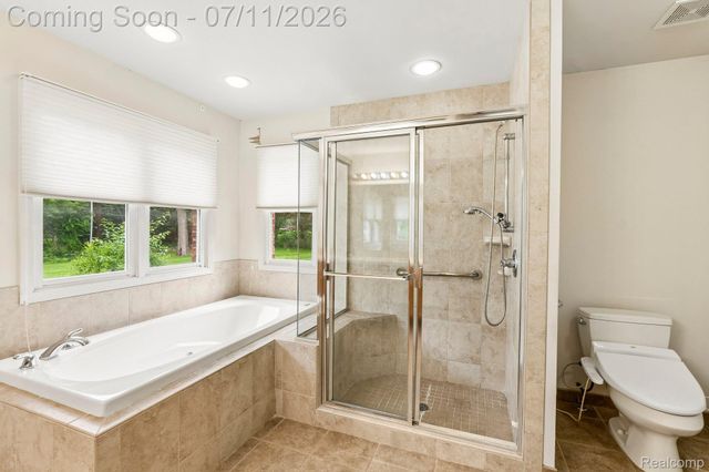 6105 Gilbert Lake Road, Bloomfield Hills, MI 48301
