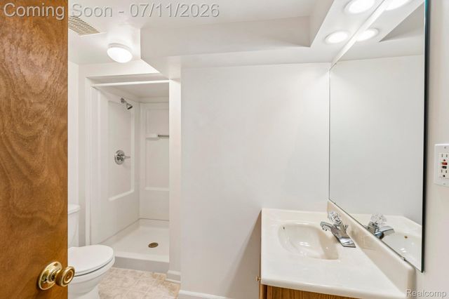 6105 Gilbert Lake Road, Bloomfield Hills, MI 48301