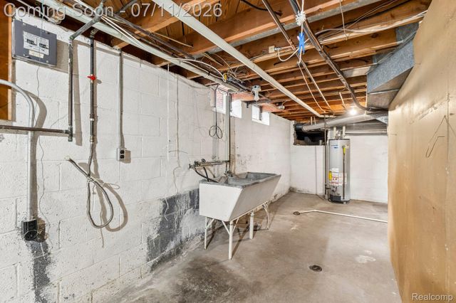 6105 Gilbert Lake Road, Bloomfield Hills, MI 48301