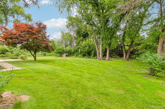 6105 Gilbert Lake Road, Bloomfield Hills, MI 48301