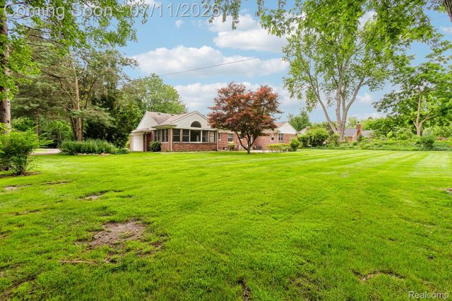 6105 Gilbert Lake Road, Bloomfield Hills, MI 48301