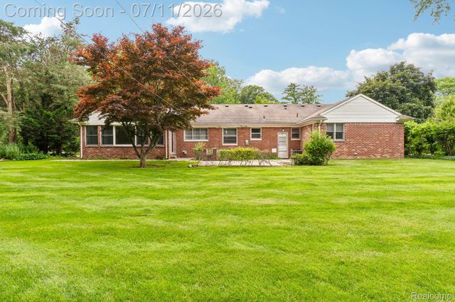6105 Gilbert Lake Road, Bloomfield Hills, MI 48301