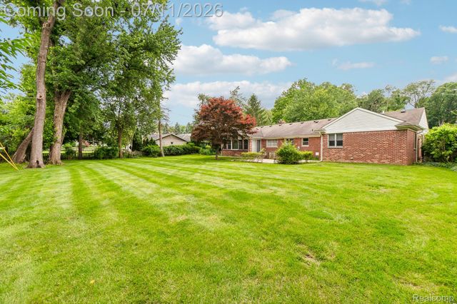 6105 Gilbert Lake Road, Bloomfield Hills, MI 48301