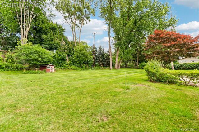6105 Gilbert Lake Road, Bloomfield Hills, MI 48301
