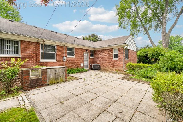 6105 Gilbert Lake Road, Bloomfield Hills, MI 48301