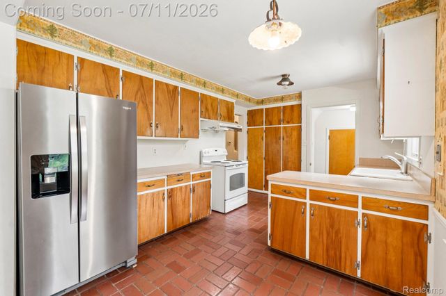 6105 Gilbert Lake Road, Bloomfield Hills, MI 48301