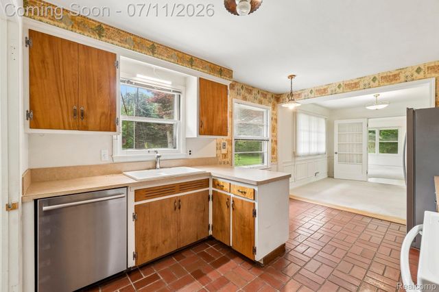 6105 Gilbert Lake Road, Bloomfield Hills, MI 48301