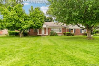 6105 Gilbert Lake Road, Bloomfield Hills, MI 48301