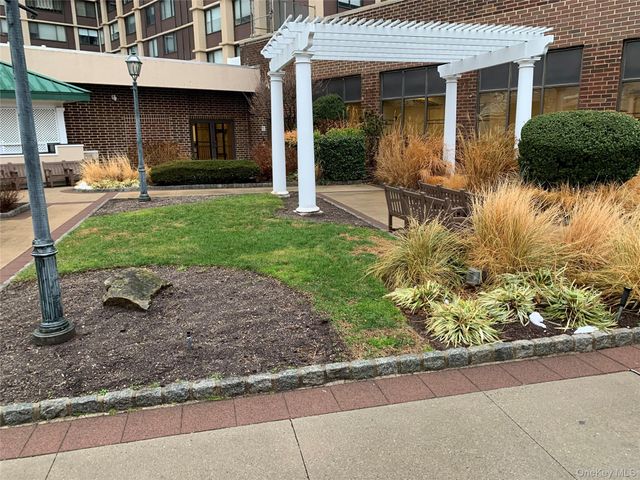 269-10 17K Grand Central Parkway 17K, Floral Park, NY 11005